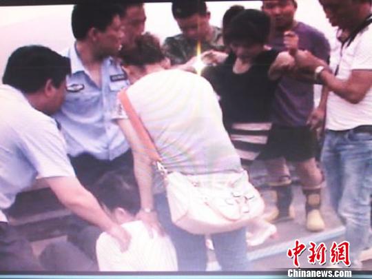 宗德宇緩緩靠近跳樓女子。　孫程　攝