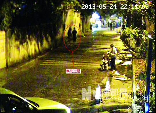 監(jiān)控視頻中（紅圈處），男子尾隨女學(xué)生試圖進(jìn)行猥褻。通訊員供圖
