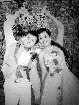 結(jié)婚照中的阿妮笑容燦爛，現(xiàn)實(shí)中，這對(duì)“跨國速成夫妻”還處在并不愉快的磨合過程中 本版均為資料圖片