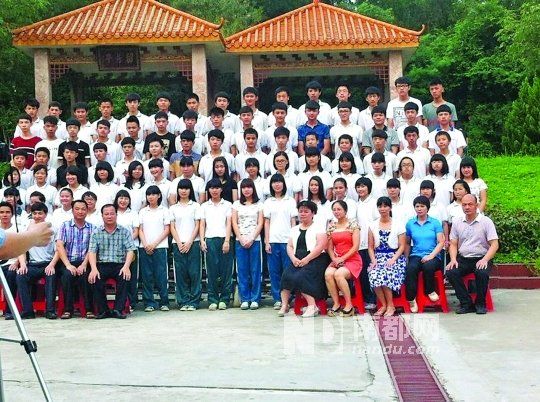 畢業(yè)照中間留出四個空位。