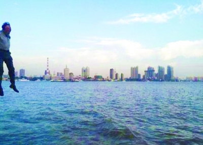 前晚，一名男子從輪渡上縱身墜入江中。@風(fēng)箏鍋發(fā)布