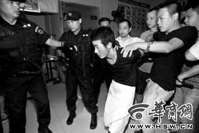 犯罪嫌疑人韓牙某圍著圍裙在廚房內(nèi)拉面，被民警抓獲 本報(bào)記者 鄧小衛(wèi) 攝