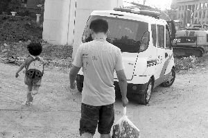 昨天，小豆被民警帶走，轉移到別處居住現代快報記者辛一攝