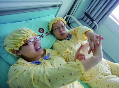 生完寶寶后姐妹倆在床上聊天。