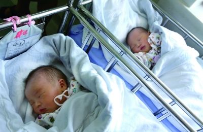 同一天出生的兩個(gè)寶寶，長的也很像。（左為男弟弟，右為女姐姐）