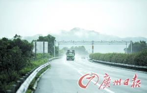 　當(dāng)天事故發(fā)生的現(xiàn)場處于一個彎道，很多司機反映說來不及減速。