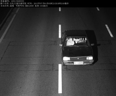 警方就是通過(guò)這張清晰的視頻圖片找到嫌犯。