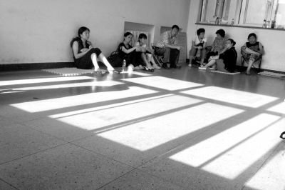 女童的家屬在醫(yī)院走廊中等待。京華時(shí)報(bào)記者趙思衡攝