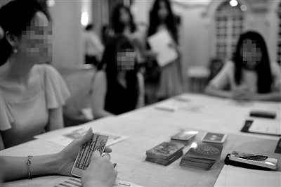 6月30日，中國企業(yè)家單身俱樂部在北京舉行富豪相親海選活動，“考官”通過玩塔羅牌考察面試者的心理狀態(tài)。新京報記者 吳江 攝