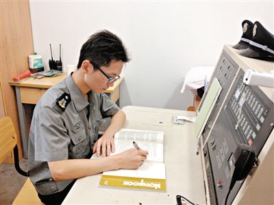 張團(tuán)政在工作間隙復(fù)習(xí)準(zhǔn)備司考。新京報記者 李雪瑩 攝