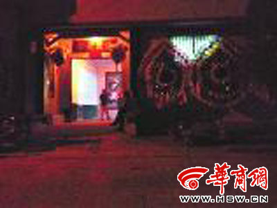 昨晚8時許，老人的大兒子的家正在辦喪事，屋外擺放著花圈 本報記者張超攝