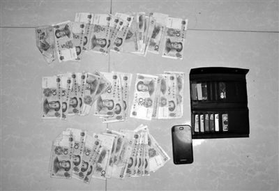 警方從搶劫嫌疑人處起獲的贓款和發(fā)令槍、子彈。警方供圖