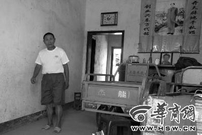 8月16日，在家中接受監(jiān)外執(zhí)行4年刑期的汪衛(wèi)國（化名）剛剛送走家訪的法官。