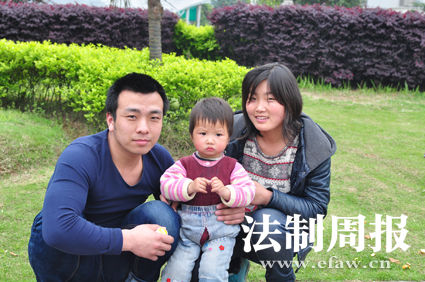 重獲自由后，張艷勝一家三口在一起