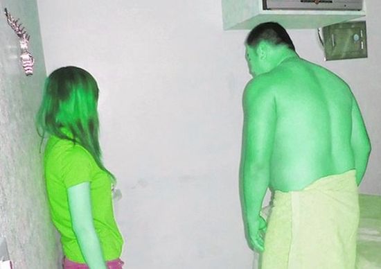 高雄黃姓男子(右)懷疑女友在“喇叭店”兼差，前往調(diào)查順便消費(fèi)時被警方逮個正著。(圖／東森新聞)