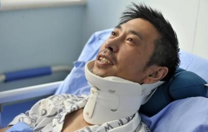 8月25日，交警周寶來躺在病床上。