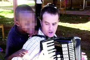 西蒙·伍德在教孩子唱歌，歡樂的歌聲掩蓋不住邪惡的目的。