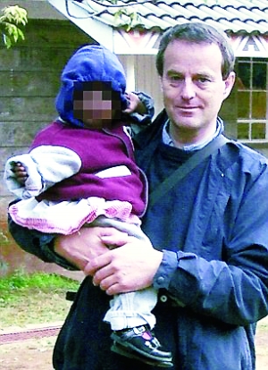 伍德與一名幼女的合影。