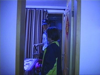 民警幫老人檢查沒發(fā)現(xiàn)有炸彈。