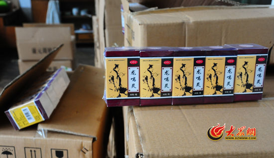 圖為民警現(xiàn)場被查獲的部分假藥。