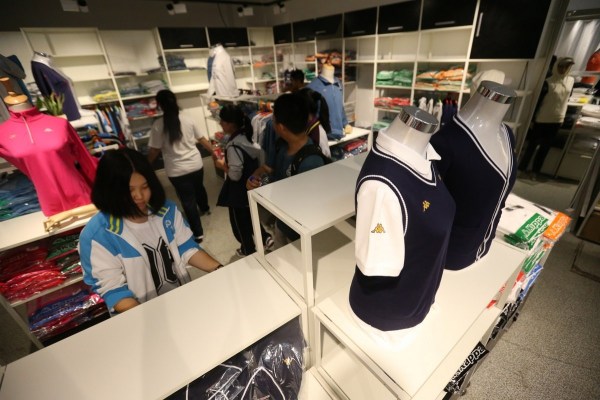 　9月12日，北京，十一學(xué)校在推出三大類、超過40款“最潮”校服，吸引學(xué)生搶購。