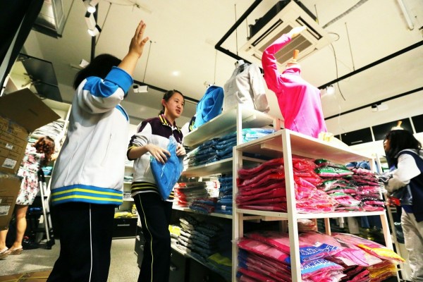 　9月12日，北京，十一學(xué)校在推出三大類、超過40款“最潮”校服，吸引學(xué)生搶購。