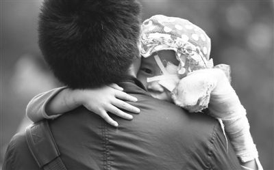 昨日，北京同仁醫(yī)院，被砍傷的彤彤趴在舅舅的肩上。他們剛剛掛完號，正準(zhǔn)備回旅館。新京報記者 尹亞飛 攝