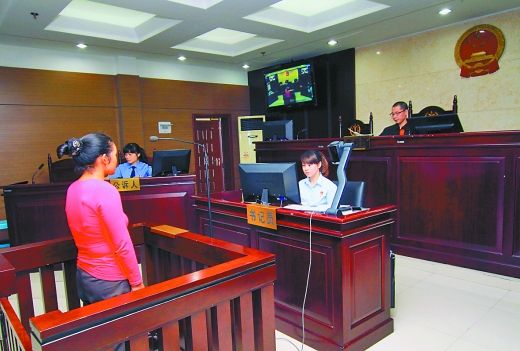    9月29日，萬(wàn)州區(qū)人民法院，被告王桂娟（化名）在庭審現(xiàn)場(chǎng)。 重慶晨報(bào)記者 胡杰 實(shí)習(xí)生 黃敬坤 攝