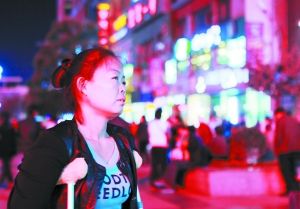 走在燈火闌珊的蘭州街頭，史女士迷茫無(wú)助。