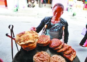 手頭拮據(jù)，每天只能吃一頓飯。