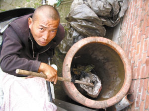 鄭艷良講述鋸?fù)冉?jīng)過。本報記者 汪洋 攝