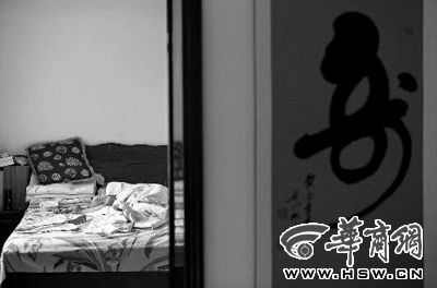 昨日，徐萬發(fā)躺在自家床上，鼻子插著氧氣管 記者張杰攝