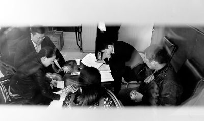 今天上午，喜隆多接待處內(nèi)，市場(chǎng)管理方與商戶核對(duì)租金和抵押金數(shù)目