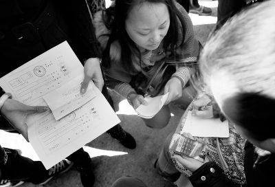 喜隆多商場(chǎng)接待處外面，受損商戶正拿手機(jī)計(jì)算自己能退多少錢