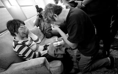 李春平跪在劉洪魁母親跟前送上捐款。談及烈士，兩人相對(duì)而泣