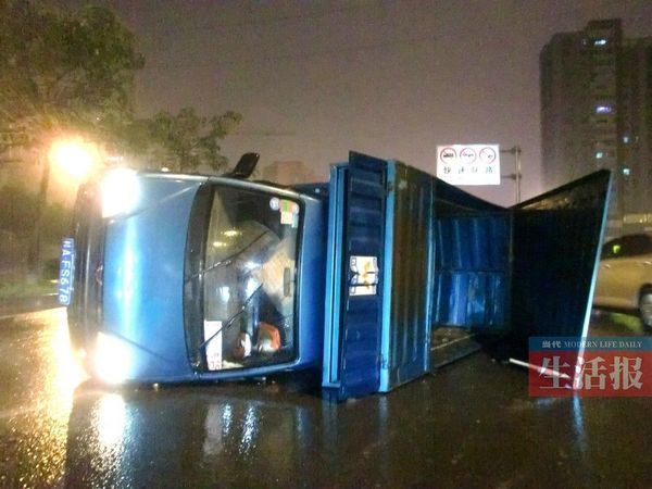 小貨車側(cè)翻現(xiàn)場。
