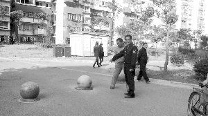 就為了搬這個(gè)石墩，男子打傷了兩個(gè)保安