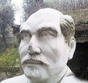 小廟前成了“塌塌鼻”的白求恩雕像。