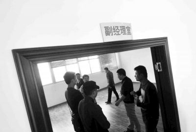  副經(jīng)理室裝修得相當豪華，稱得上“土豪”級別