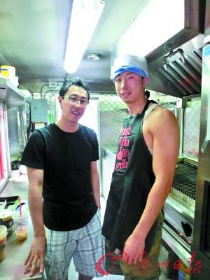 劉曉（左）和彭一在餐車內(nèi)。（受訪者提供）