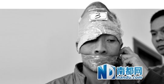 為了防止犯罪嫌疑人串供，民警用膠帶將犯罪嫌疑人的嘴封住。