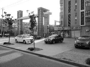 故事就發(fā)生在這個(gè)小區(qū)大門口 故事就發(fā)生在這個(gè)小區(qū)大門口