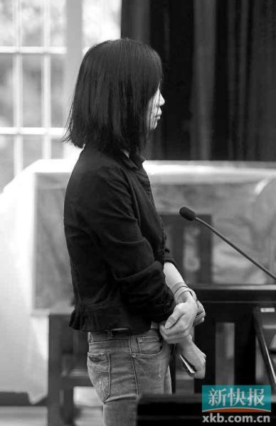 昨日，何敏在庭上抿著嘴不停抹眼淚。新快報(bào)記者孫毅/攝