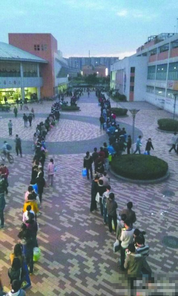 24日傍晚，川大江安校區(qū)浴室前排隊(duì)“盛況”