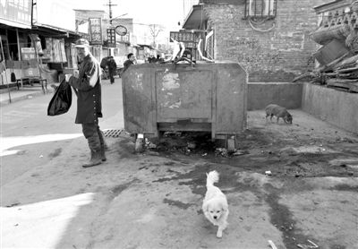 昨日，村民在通州區(qū)馬駒橋的這個(gè)垃圾箱旁，發(fā)現(xiàn)一被棄男嬰，急救人員趕到后確認(rèn)男嬰已死亡。新京報(bào)記者 黃月 攝