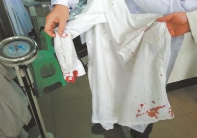 受傷醫(yī)生的衣服上血跡斑斑。