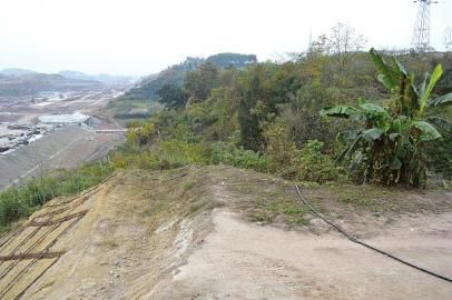 劉某被拋下地方6米處，是一處10多米深的懸崖。