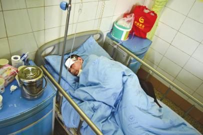 被拋棄荒野的傷者劉某在接受治療。