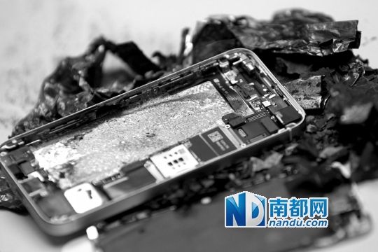 于先生的新iPhone5S手機(jī)直接“爆”廢。 南都記者劉有志攝