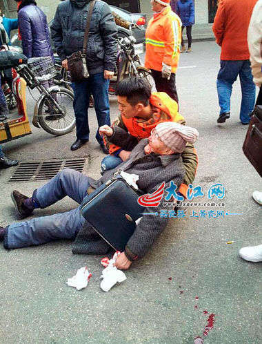 路人拍下的胡志豪幫助老人的現(xiàn)場 路人拍下的胡志豪幫助老人的現(xiàn)場